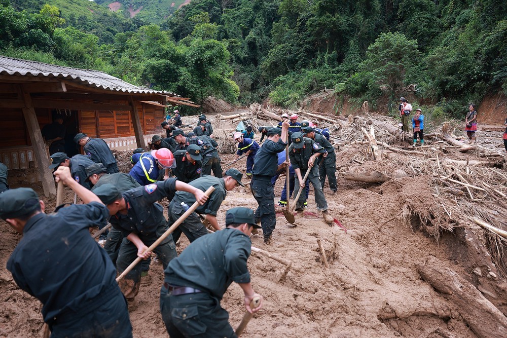 Quân đội quyết liệt giúp địa phương, nhân dân khắc phục hậu quả mưa lũ, sạt lở đất - Ảnh 1. Quân đội quyết liệt giúp địa phương, nhân dân khắc phục hậu quả mưa lũ, sạt lở đất - Ảnh 1.