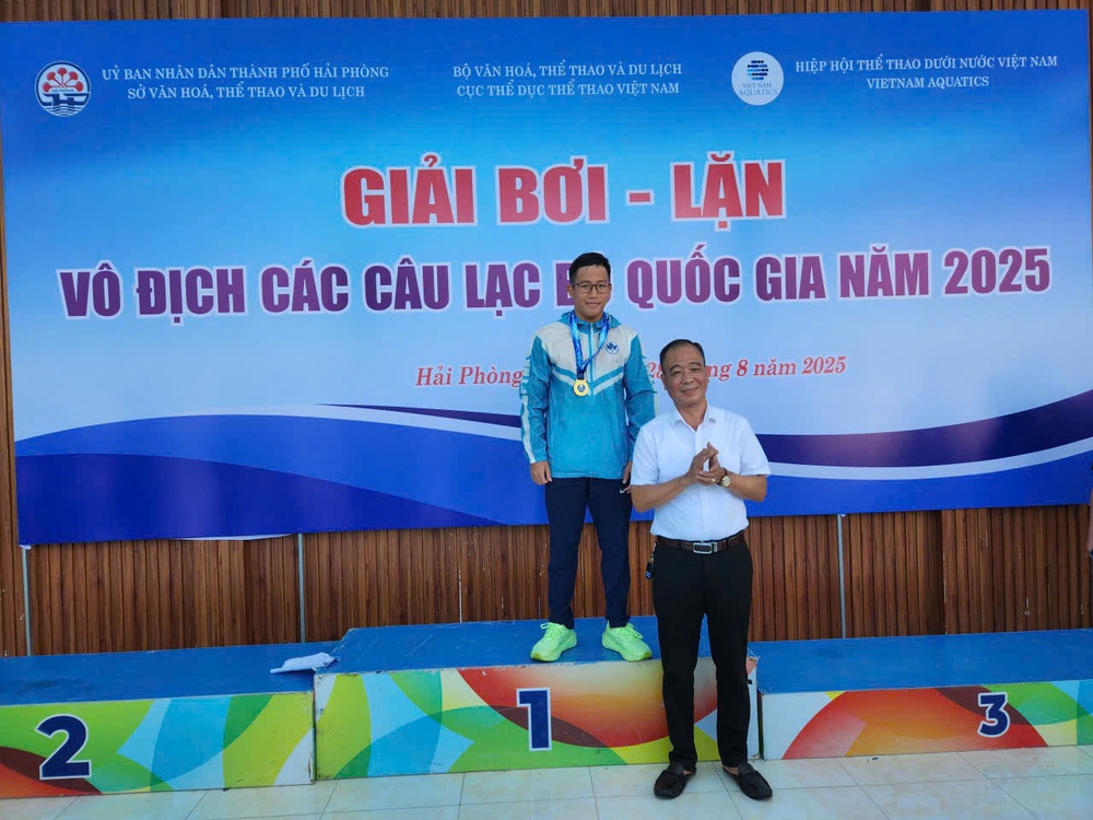 Học sinh trường chuyên giành HCV bơi sau khi vô địch Triathlon - Ảnh 2.