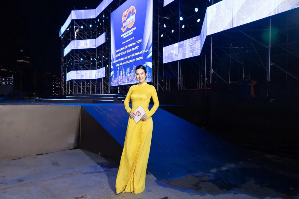 Én bạc Thu Hà: ‘Tôi vinh dự khi dẫn chương trình mang ý nghĩa lịch sử’ - Ảnh 5.