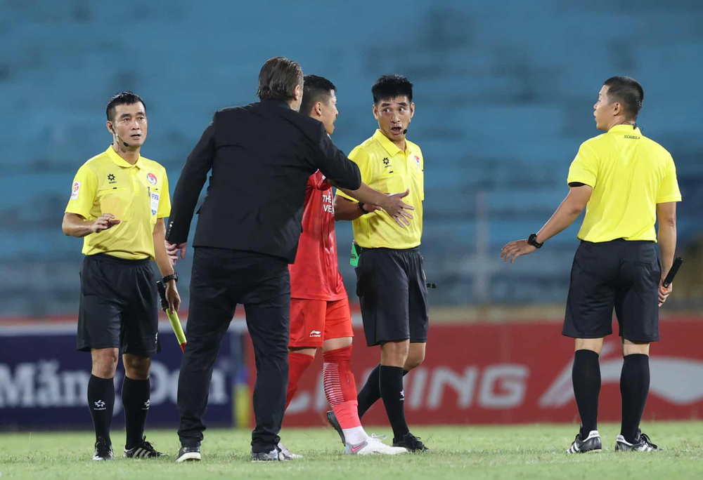 Thể Công Viettel thắng dễ Becamex TPHCM 2-0 bằng vũ khí đánh đầu - Ảnh 2.