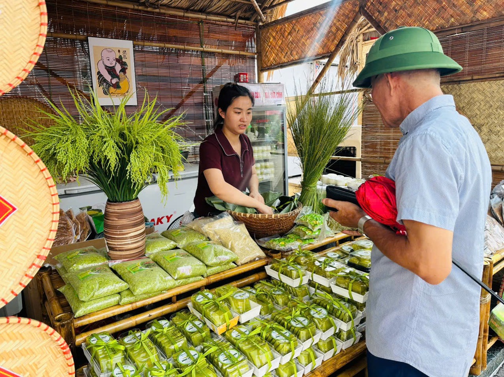 Du khách hào hứng trải nghiệm Không gian &quot;Truyền thống và Sáng tạo Hà Nội 2025&quot; - Ảnh 4.