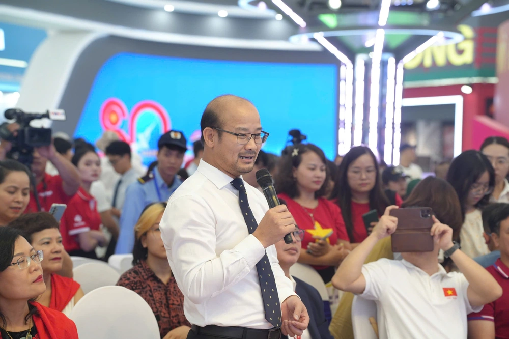 &quot;Đại sứ Dế mèn&quot; Nguyễn Văn Chung giới thiệu sách Viết tiếp câu chuyện Hòa bình tại Triển lãm A80 - Ảnh 3.
