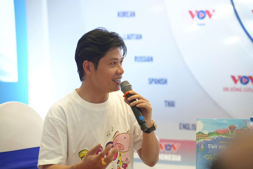 &quot;Đại sứ Dế mèn&quot; Nguyễn Văn Chung giới thiệu sách Viết tiếp câu chuyện Hòa bình tại Triển lãm A80 - Ảnh 2.