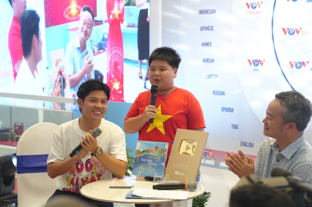 &quot;Đại sứ Dế mèn&quot; Nguyễn Văn Chung giới thiệu sách Viết tiếp câu chuyện Hòa bình tại Triển lãm A80 - Ảnh 1.
