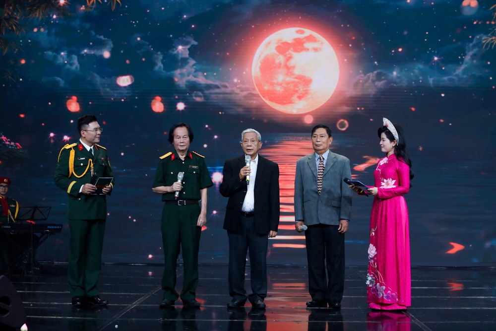 (A80) Có một thế hệ “làm thơ ghi lấy cuộc đời mình”… - Ảnh 1.
