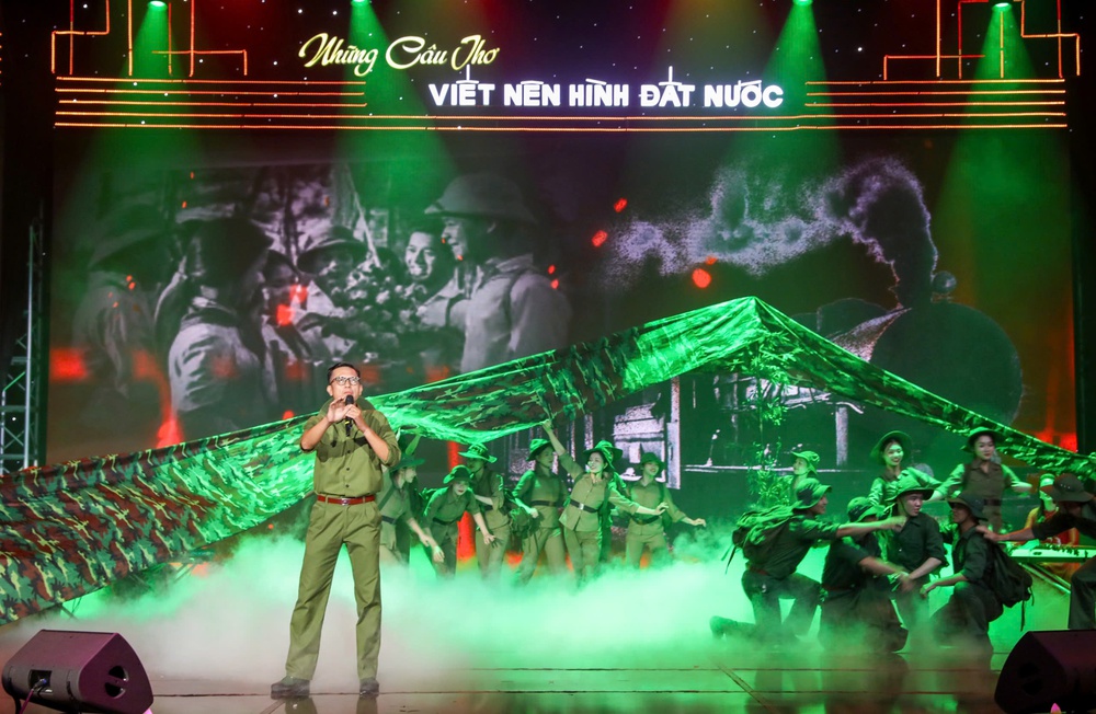Dáng hình Tổ quốc trong thơ - Ảnh 1.