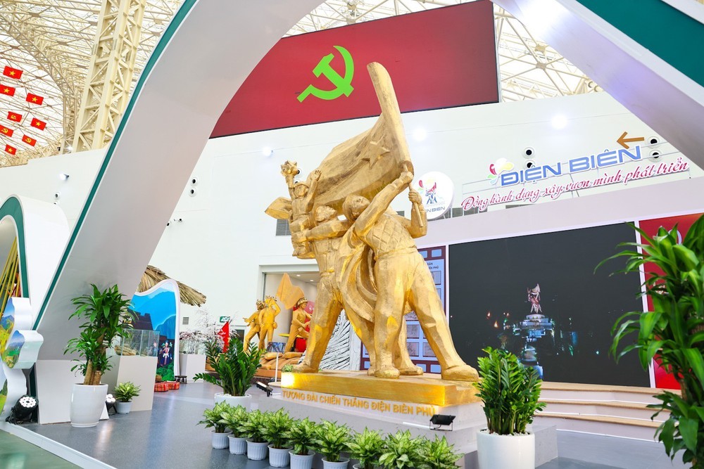 vnapotalantuongtrungbaycuacactinhthanhtrongtrienlamthanhtuudatnuoc80namhanhtrinhdoclap-tudo-hanhphuc8240281-17565183748601451157044.jpg