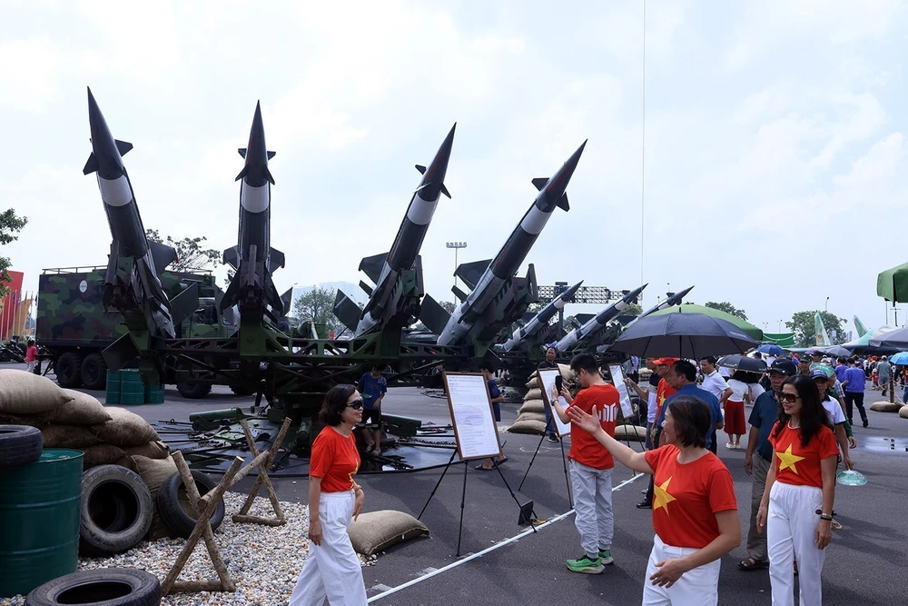 Triển lãm thành tựu đất nước: Độc đáo, ấn tượng những hiện vật “có một không hai” - Ảnh 2.