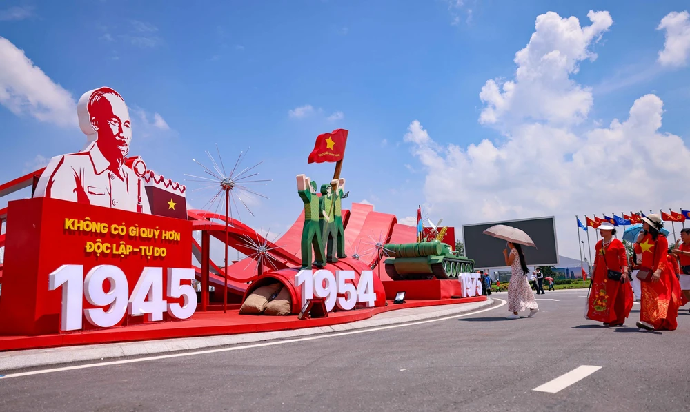 Triển lãm thành tựu đất nước: Độc đáo, ấn tượng những hiện vật “có một không hai” - Ảnh 1.