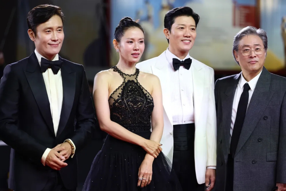 LHP Venice 2025: Phim Hàn có Lee Byung Hun nhận tràng pháo tay dài gần 9 phút - Ảnh 1.