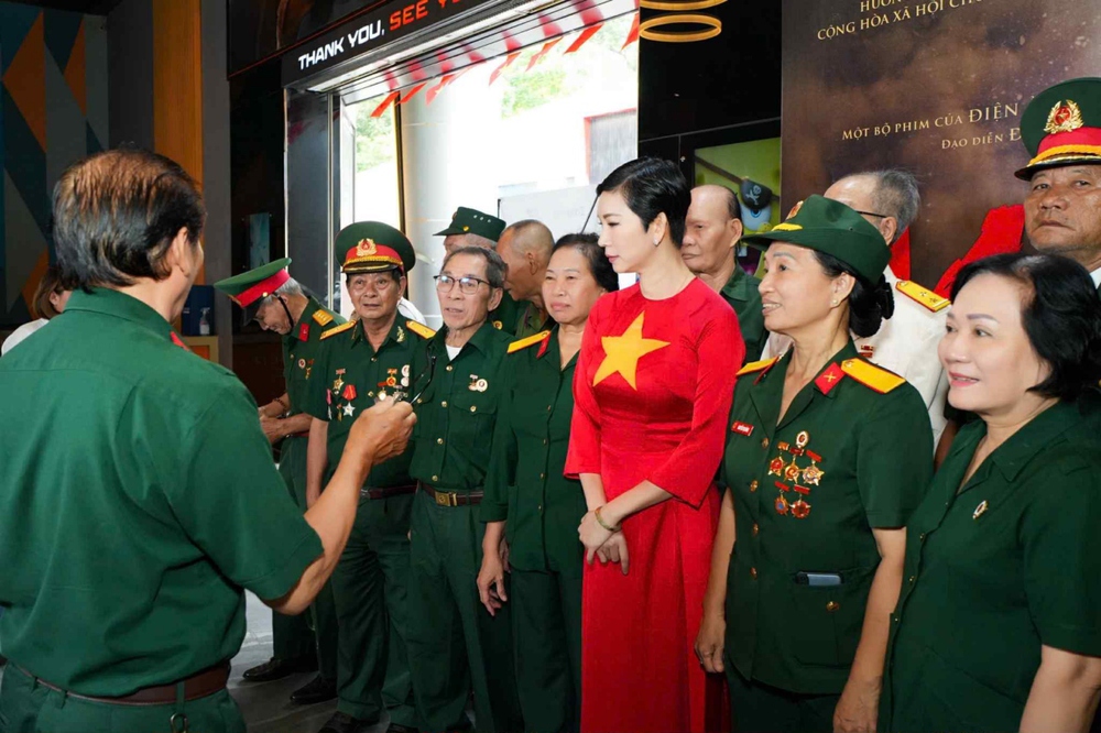 Xuân Lan tổ chức buổi xem phim đặc biệt dành cho các cựu chiến binh - Ảnh 4.