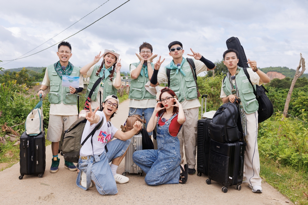 Dàn cast 'Gia đình Haha' uống rượu cần, khám phá cầu thang sữa mẹ tại Tây Nguyên - Ảnh 1. Dàn cast 'Gia đình Haha' uống rượu cần, khám phá cầu thang sữa mẹ tại Tây Nguyên - Ảnh 1.