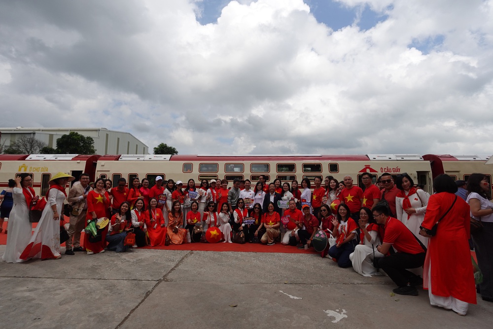 'The Hanoi Train': Cầu nối văn hoá - lịch sử từ kinh đô Thăng Long đến quê hương quan họ - Ảnh 10. 'The Hanoi Train': Cầu nối văn hoá - lịch sử từ kinh đô Thăng Long đến quê hương quan họ - Ảnh 10.