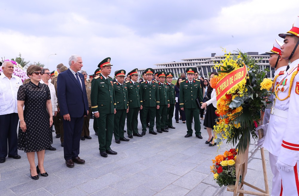 Bí thư Thứ nhất, Chủ tịch nước Cuba Miguel Diaz-Canel thăm Bảo tàng Lịch sử Quân sự Việt Nam - Ảnh 1.