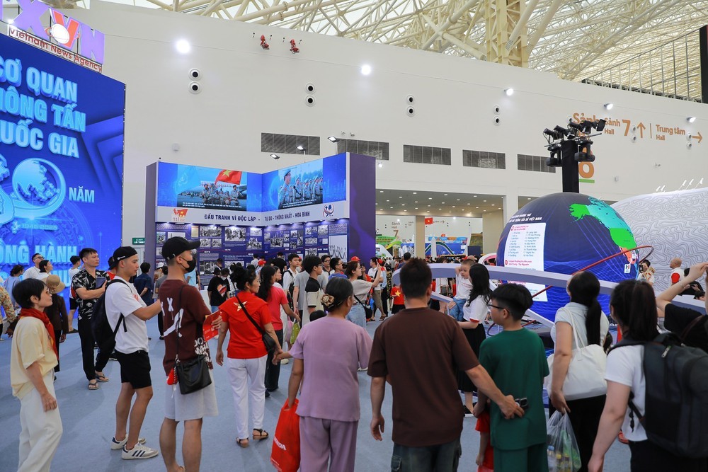 Khu trưng bày của TTXVN - điểm đến tại Triển lãm &quot;80 năm Hành trình Độc lập - Tự do - Hạnh phúc&quot; - Ảnh 7.
