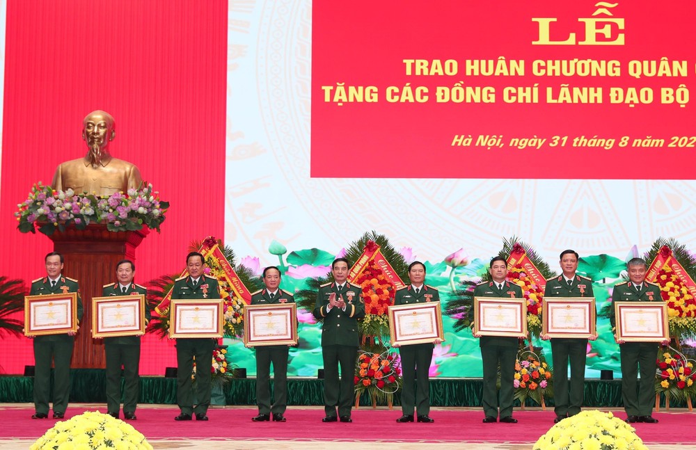 Trao huân chương tặng Đại tướng Phan Văn Giang và các đồng chí lãnh đạo Bộ Quốc phòng - Ảnh 3.