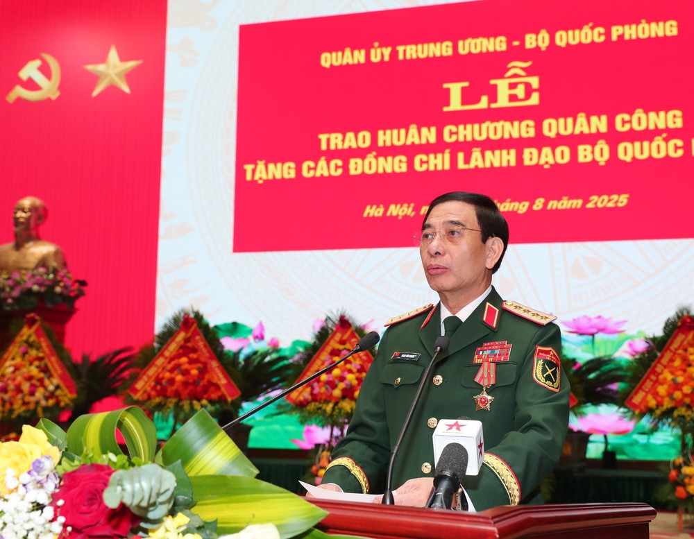 Trao huân chương tặng Đại tướng Phan Văn Giang và các đồng chí lãnh đạo Bộ Quốc phòng - Ảnh 4.