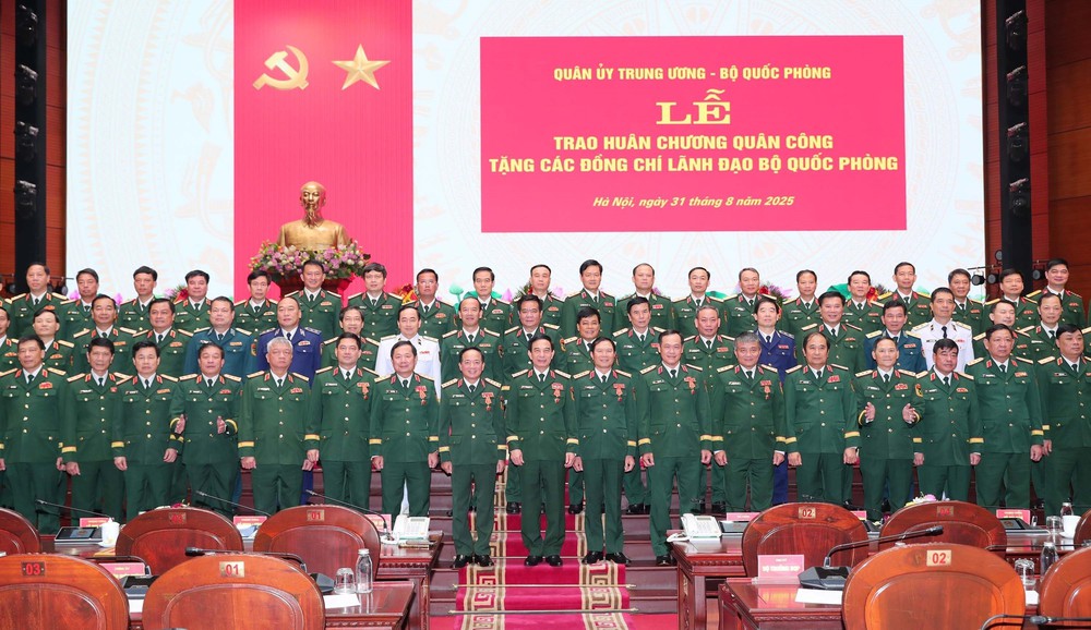 Trao huân chương tặng Đại tướng Phan Văn Giang và các đồng chí lãnh đạo Bộ Quốc phòng - Ảnh 7.