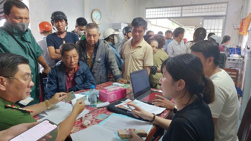 80 năm Quốc khánh: Người dân phấn khởi đi nhận quà Tết Độc lập - Ảnh 1.