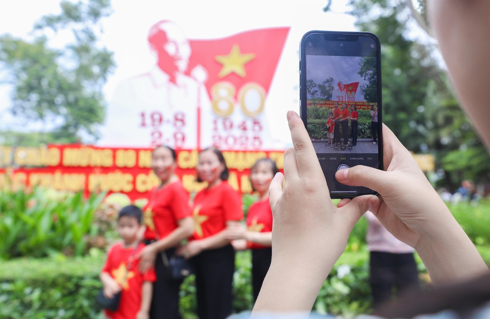 Thủ đô rực rỡ trong dịp nghỉ lễ quốc khánh đặc biệt - Ảnh 8.