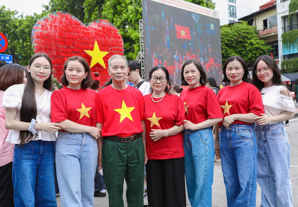 Thủ đô rực rỡ trong dịp nghỉ lễ quốc khánh đặc biệt - Ảnh 2.