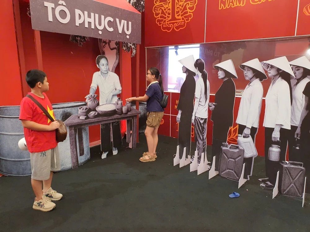 Triển lãm thành tựu đất nước: Nhiều người thích thú hình ảnh thời bao cấp, đồ xưa cũ - Ảnh 2.