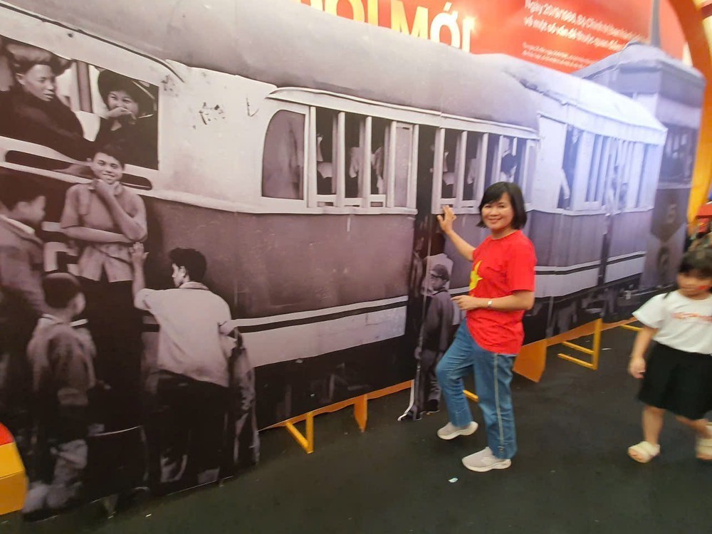 Triển lãm thành tựu đất nước: Nhiều người thích thú hình ảnh thời bao cấp, đồ xưa cũ - Ảnh 3.