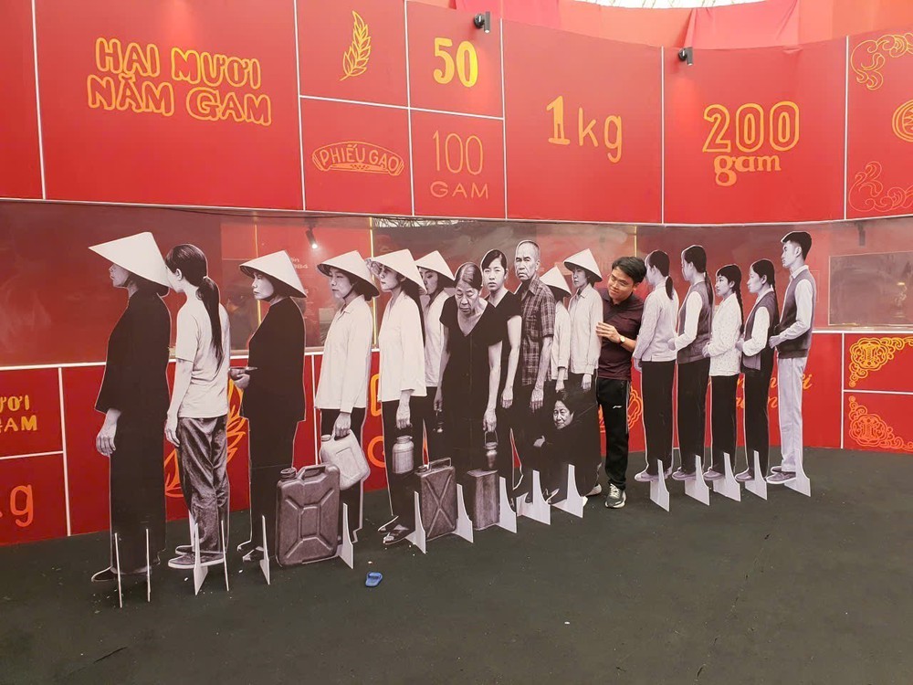 Triển lãm thành tựu đất nước: Nhiều người thích thú hình ảnh thời bao cấp, đồ xưa cũ - Ảnh 1.