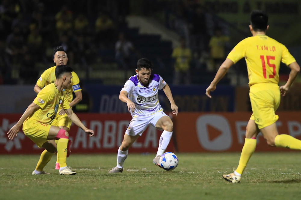 HLV ngoại ở V-League 2025/26: Người vui kẻ buồn sau vòng 3 - Ảnh 1.