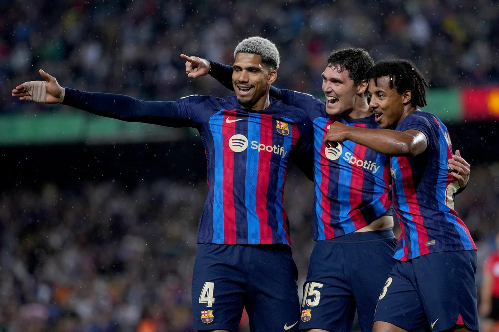 Barcelona: Làm thế nào để phòng ngự hay như tấn công? - Ảnh 1.