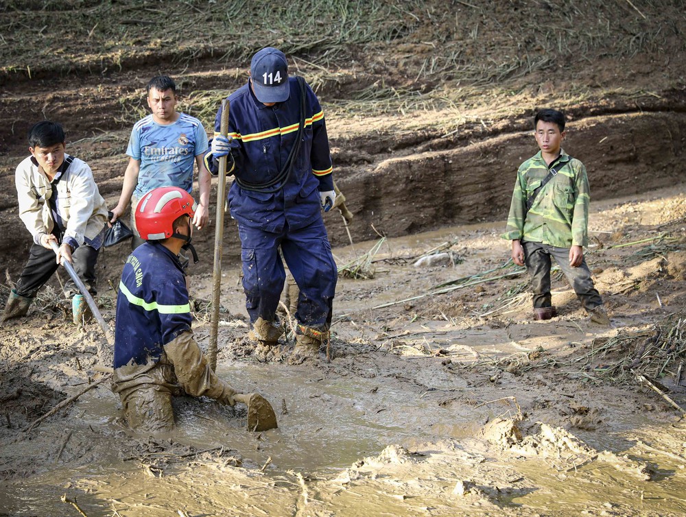 Lan tỏa hành động dũng cảm của Trưởng bản Mùa A Thi cứu 90 người dân thoát khỏi lũ dữ - Ảnh 3.