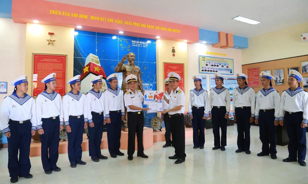 Trao hàng trăm bức thư của thiếu nhi Hà Nội gửi cán bộ, chiến sĩ và nhân dân Trường Sa - Ảnh 1.