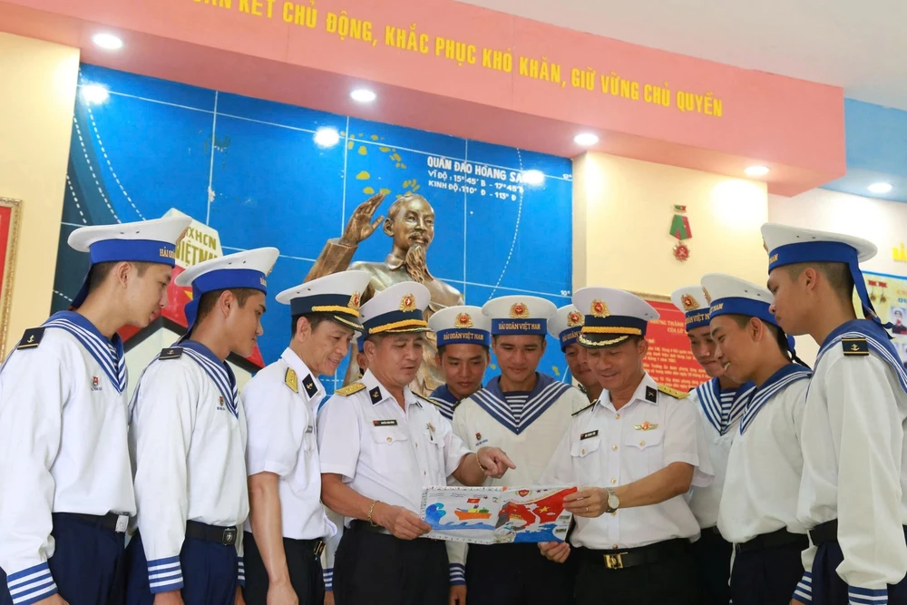 Trao hàng trăm bức thư của thiếu nhi Hà Nội gửi cán bộ, chiến sĩ và nhân dân Trường Sa - Ảnh 2.
