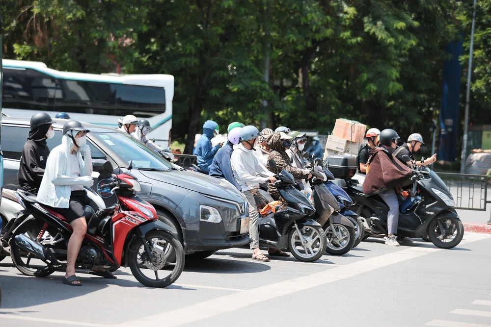 Hà Nội trải qua những ngày cực điểm của nắng nóng, oi bức - Ảnh 1.