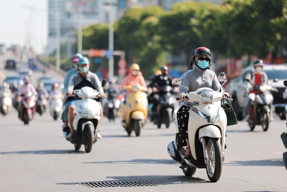 Hà Nội trải qua những ngày cực điểm của nắng nóng, oi bức - Ảnh 7.