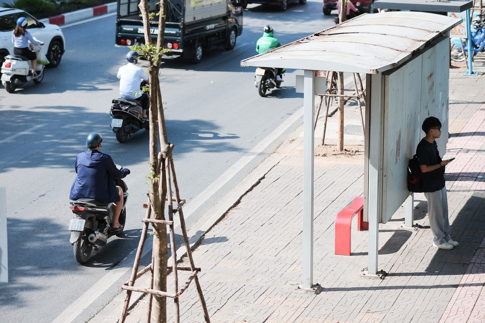 Hà Nội trải qua những ngày cực điểm của nắng nóng, oi bức - Ảnh 5.