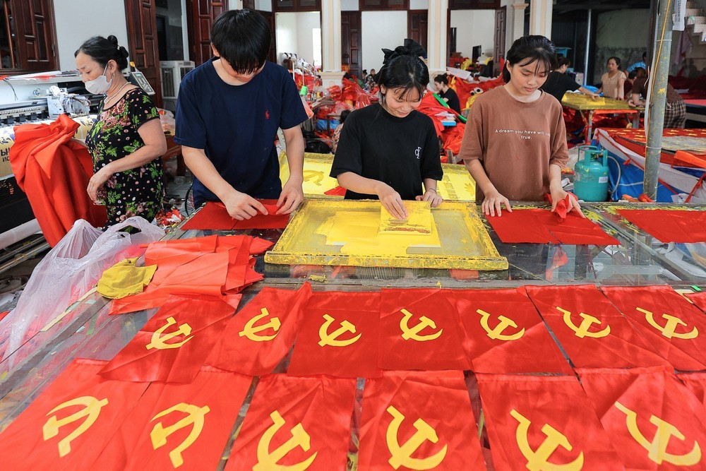 Làng cờ Từ Vân &quot;nhuộm đỏ&quot; những ngày tháng Tám lịch sử - Ảnh 9.