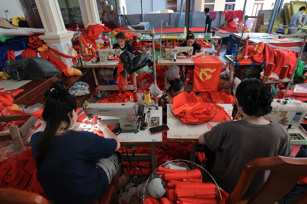 Làng cờ Từ Vân &quot;nhuộm đỏ&quot; những ngày tháng Tám lịch sử - Ảnh 4.