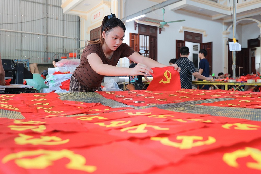 Làng cờ Từ Vân &quot;nhuộm đỏ&quot; những ngày tháng Tám lịch sử - Ảnh 11.