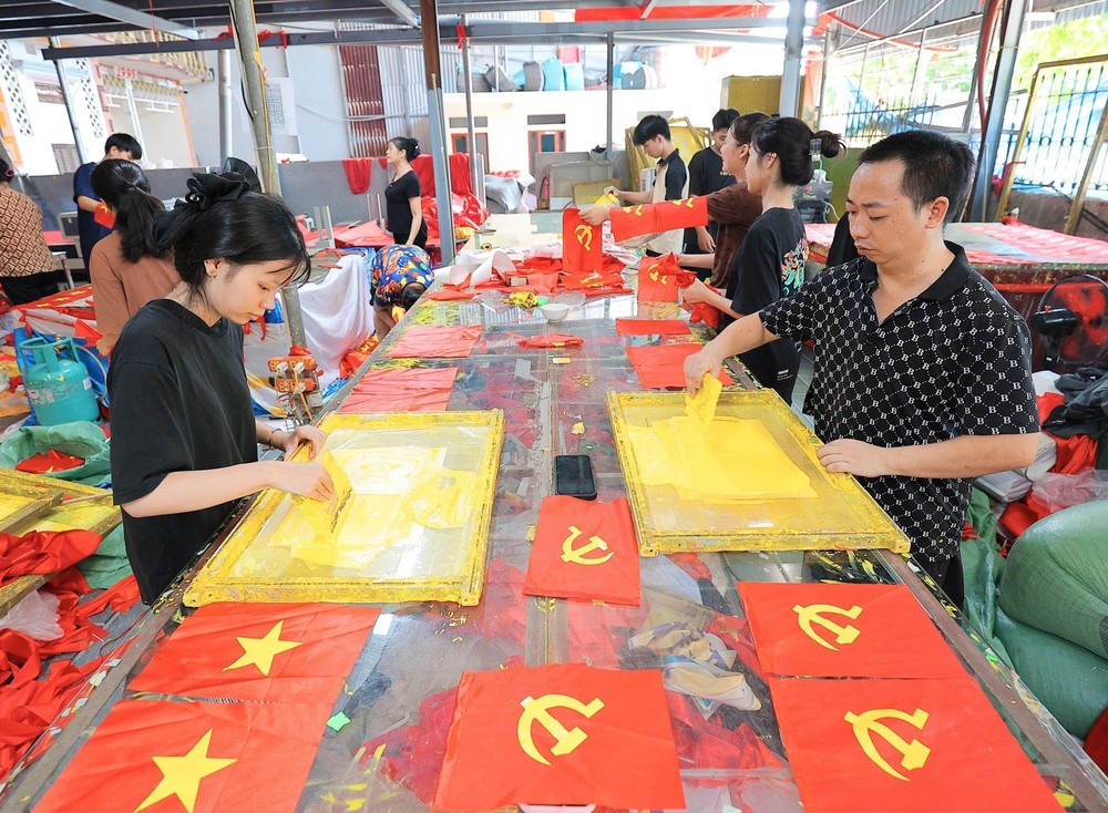 Làng cờ Từ Vân &quot;nhuộm đỏ&quot; những ngày tháng Tám lịch sử - Ảnh 12.