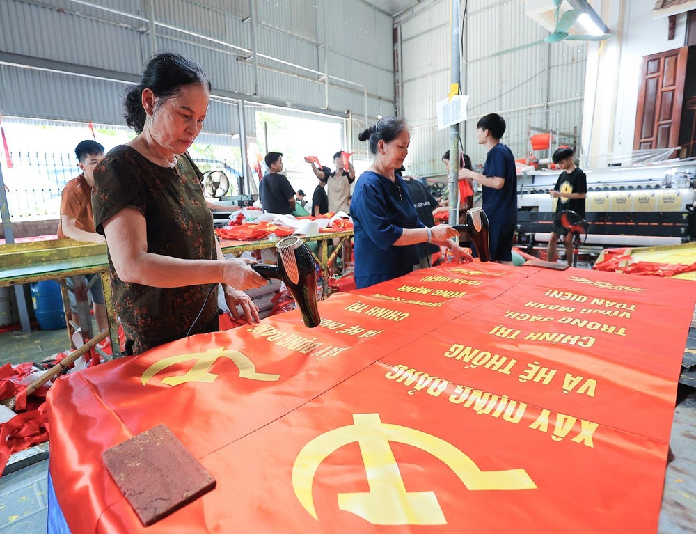 Làng cờ Từ Vân &quot;nhuộm đỏ&quot; những ngày tháng Tám lịch sử - Ảnh 13.