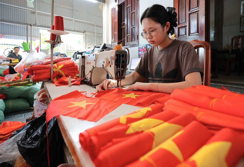 Làng cờ Từ Vân &quot;nhuộm đỏ&quot; những ngày tháng Tám lịch sử - Ảnh 14.