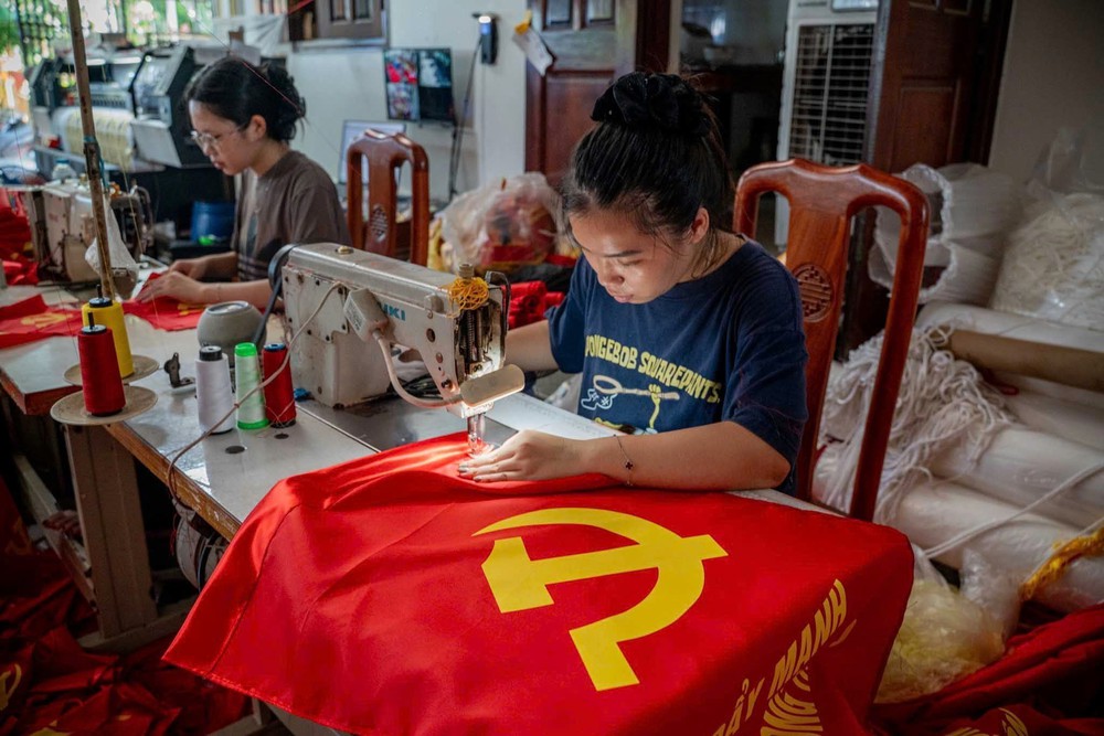 Làng cờ Từ Vân &quot;nhuộm đỏ&quot; những ngày tháng Tám lịch sử - Ảnh 7.
