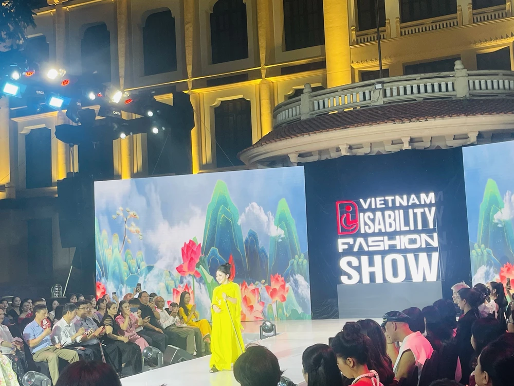 Ra mắt sàn diễn thời trang dành cho người khuyết tật - Ảnh 2.