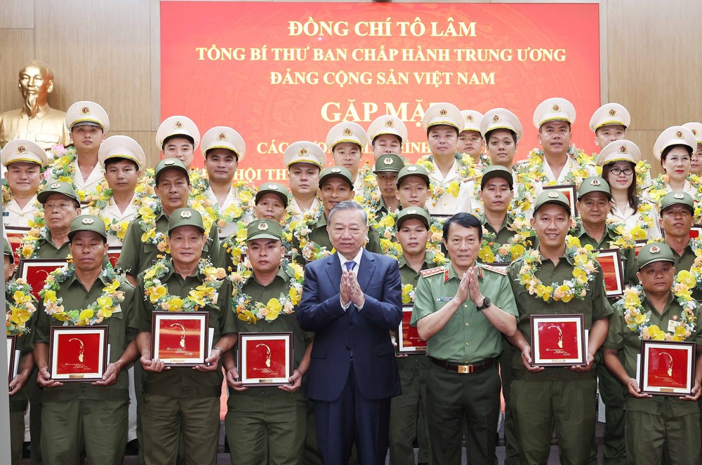 Tổng Bí thư gặp mặt điển hình tiên tiến dự Đại hội thi đua” Vì An ninh Tổ quốc” lần thứ 9 - Ảnh 8. Tổng Bí thư gặp mặt điển hình tiên tiến dự Đại hội thi đua” Vì An ninh Tổ quốc” lần thứ 9 - Ảnh 8.