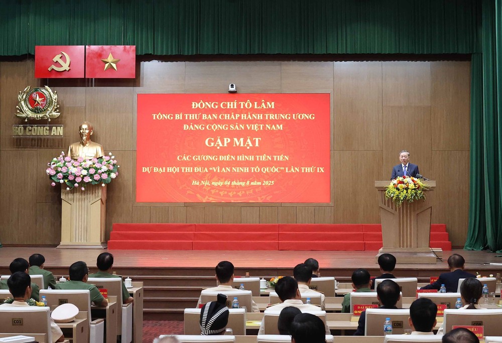 Tổng Bí thư gặp mặt điển hình tiên tiến dự Đại hội thi đua” Vì An ninh Tổ quốc” lần thứ 9 - Ảnh 6. Tổng Bí thư gặp mặt điển hình tiên tiến dự Đại hội thi đua” Vì An ninh Tổ quốc” lần thứ 9 - Ảnh 6.