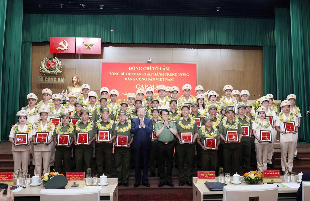 Tổng Bí thư gặp mặt điển hình tiên tiến dự Đại hội thi đua” Vì An ninh Tổ quốc” lần thứ 9 - Ảnh 8. Tổng Bí thư gặp mặt điển hình tiên tiến dự Đại hội thi đua” Vì An ninh Tổ quốc” lần thứ 9 - Ảnh 8.