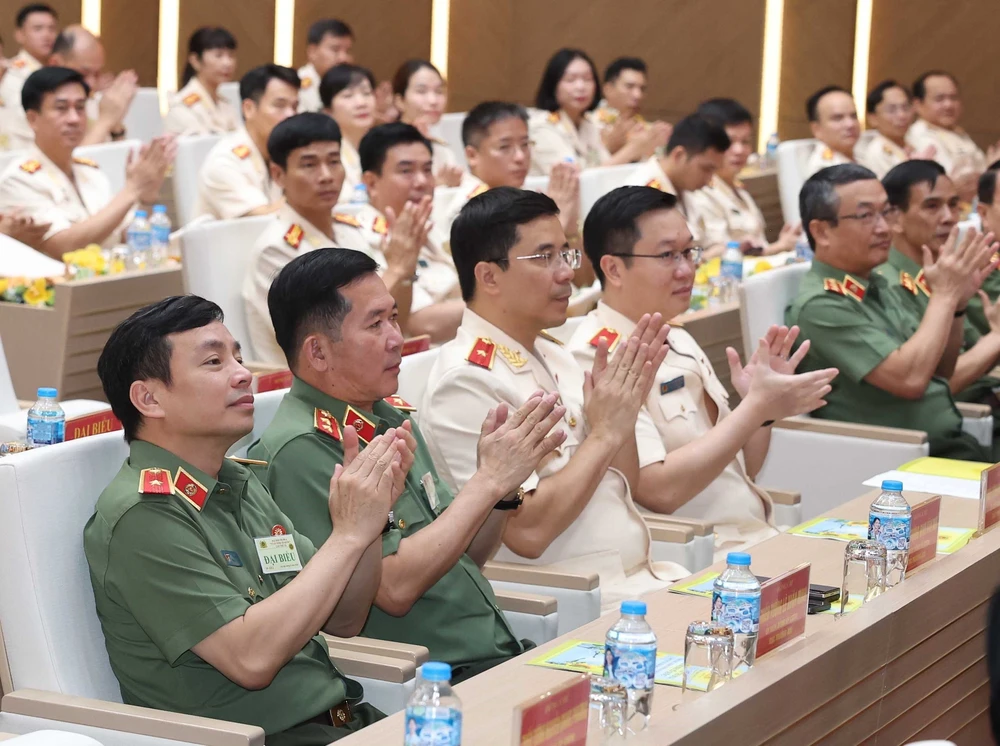 Tổng Bí thư gặp mặt điển hình tiên tiến dự Đại hội thi đua” Vì An ninh Tổ quốc” lần thứ 9 - Ảnh 5. Tổng Bí thư gặp mặt điển hình tiên tiến dự Đại hội thi đua” Vì An ninh Tổ quốc” lần thứ 9 - Ảnh 5.