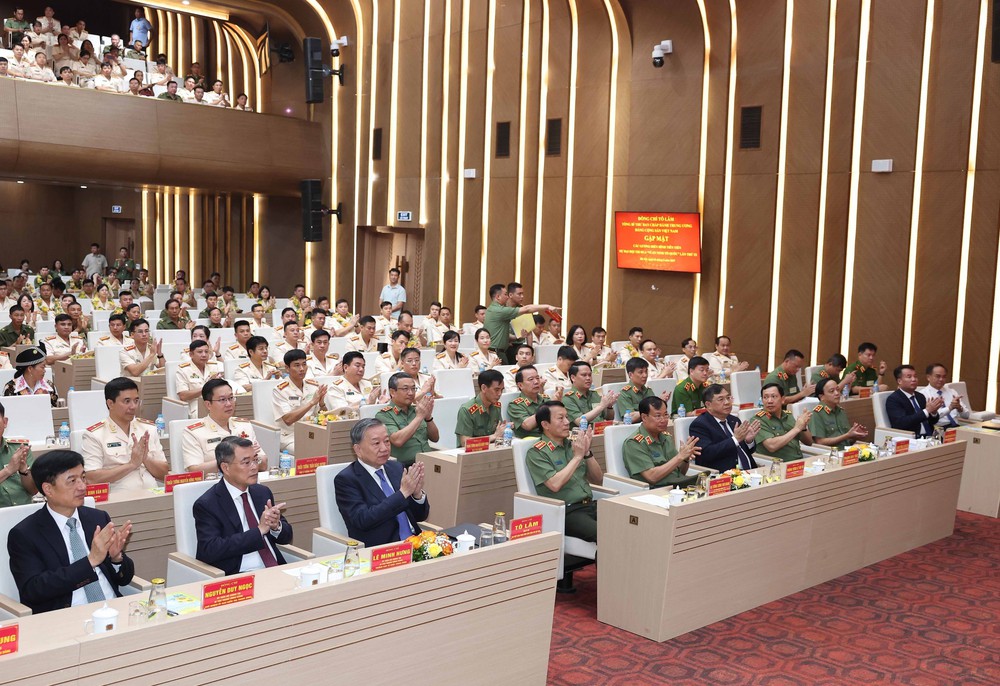 Tổng Bí thư gặp mặt điển hình tiên tiến dự Đại hội thi đua” Vì An ninh Tổ quốc” lần thứ 9 - Ảnh 2. Tổng Bí thư gặp mặt điển hình tiên tiến dự Đại hội thi đua” Vì An ninh Tổ quốc” lần thứ 9 - Ảnh 2.