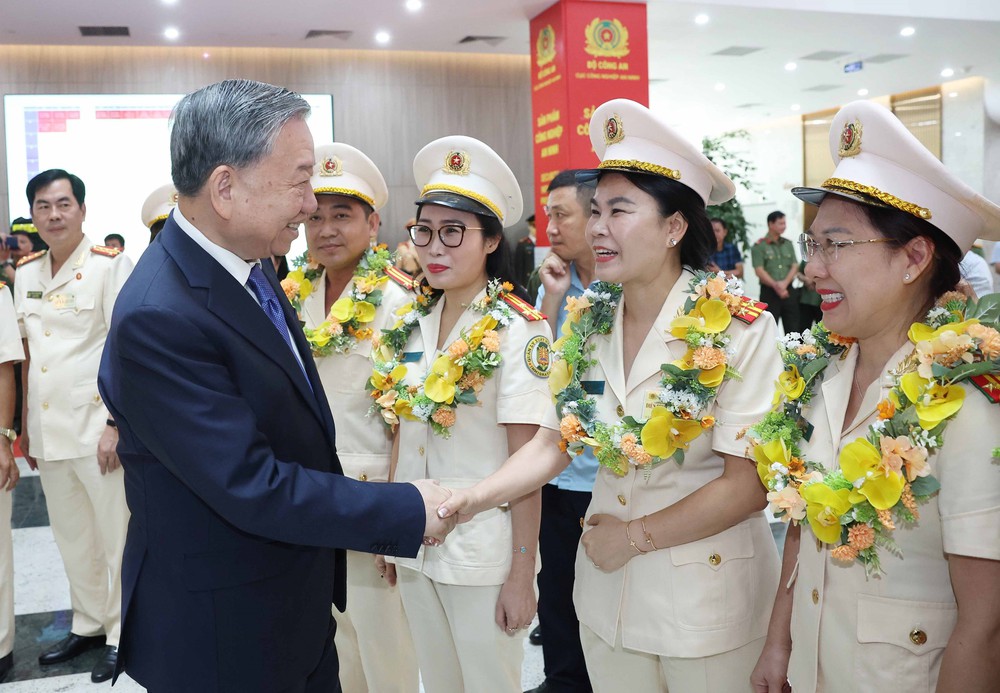 Tổng Bí thư gặp mặt điển hình tiên tiến dự Đại hội thi đua” Vì An ninh Tổ quốc” lần thứ 9 - Ảnh 3. Tổng Bí thư gặp mặt điển hình tiên tiến dự Đại hội thi đua” Vì An ninh Tổ quốc” lần thứ 9 - Ảnh 3.